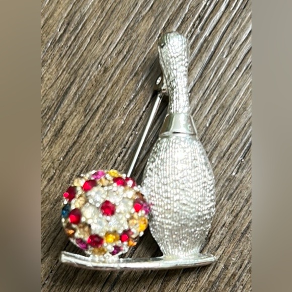 Vintage Silver Tone Red Diamanté Ten Pin Bowling Ball‎ Brooch - Picture 1 of 6